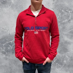 Ralph Lauren Quarter Zip USA Flag tröja Röd - •Ralph Lauren Polo Sport Quarter Zip Tröja Röd. Skick: 8/10, Inga skador! Storlek: XL 18-20 ungdom = S~. Modell: 173 cm, 65 kg. Sitter bra på modellen på bild! Authentic: ✅. Hör av dig vid frågor eller funderingar, mvh Hessler’s;)