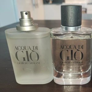 Acqua di Giò från Giorgio Armani - Två flaskor av den ikoniska herrparfymen Acqua di Giò från Giorgio Armani. Den ena flaskan har en frostad yta medan den andra är klar med en svart kork. Båda är eleganta och tidlösa, perfekta för den stilmedvetna mannen. 250 kr styck eller bägge för 400. 70 ml kvar på bägge 