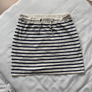 Randig minikjol - Säljer en snygg randig kjol med snörning! Perfekt nu till sommaren💕Pris kan diskuteras!