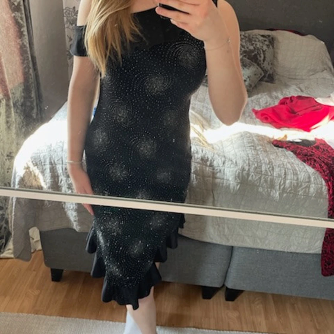 Svart glittrig klänning med volangdetalj - 2