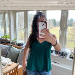 Mörkgrönt linne - Ett superfint mörkgrönt linne i mycket bra skick. Den har tyvärr inte kvar några lappar så därför vet jag inte vart den är ifrån. Ska också tillägga att jag har sytt om axelbanden på tröjan vilket man kan se på sista bilderna, men detta påverkar inte tröjan på något sätt och syns inte när den är på! Uppskattar att storleken är S/M. Skriv om ni har frågor!💗