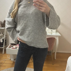 Ljusgrå stickad tröja - Mysig ljusgrå stickad tröja från Ginatricot💓