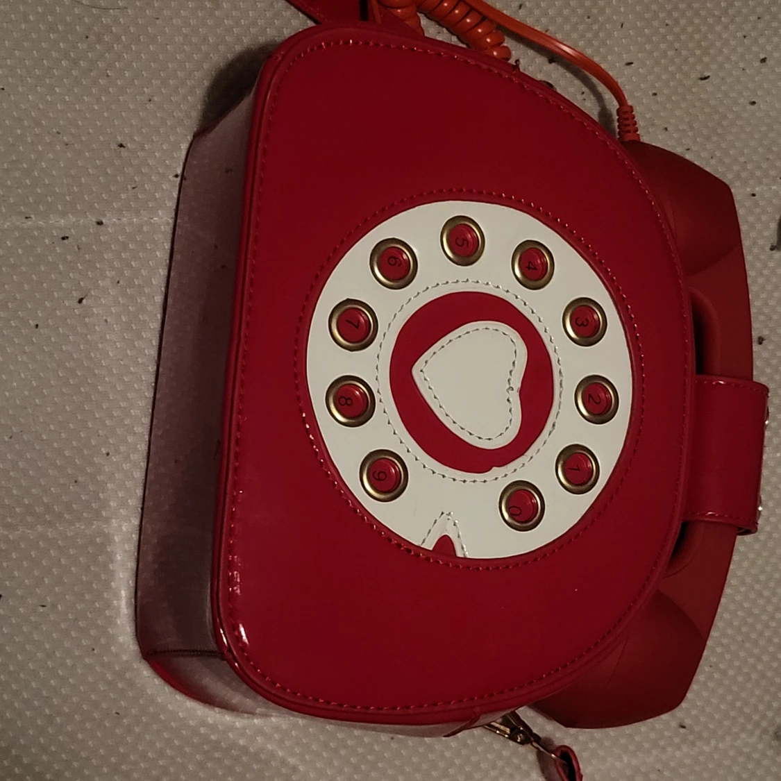 Röd telefonformad axelväska