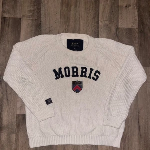 Vit stickad tröja från Morris - Vit stickad tröja från Morris i väldigt bra skick. Tröjan är i storlek S men passar även för M. Säljer pågrund av att den inte kommer till användning. Nypris är 2200kr men jag säljer den för endast 400kr. Priset är ej hugget på ett sten så hör av er!