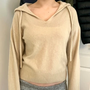 Cashmere hoodie - Säljer min Kashmir hoodie! Så mysig och fin❤️inga defekter eller något så vidare❤️postar med postnord