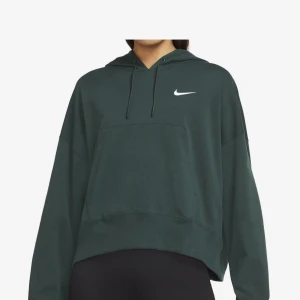 Mörkgrön hoodie från Nike - Säljer en mörkgrön hoodie från Nike med vit logga på bröstet. Tröjan har huva med dragsko, magficka och en avslappnad, oversized passform. Perfekt för en sportig och chill stil.