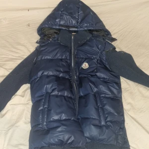 Cardigan - Här har vi en skönt gjord moncler cardigan gjord med bommulstråd som sömmar. Jackan är I ganska så bra skick och är som sagt en skönt sydd moncler cardigan! Perfekt för kalla väder) passar nog dunder med S.