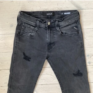 Replay Anbass Hyperflex jeans  - Jävligt najs Replay Anbass Hyperflex jeans i perfekt skick med najs slitningar 🙌 skriv vid fråga 👍 