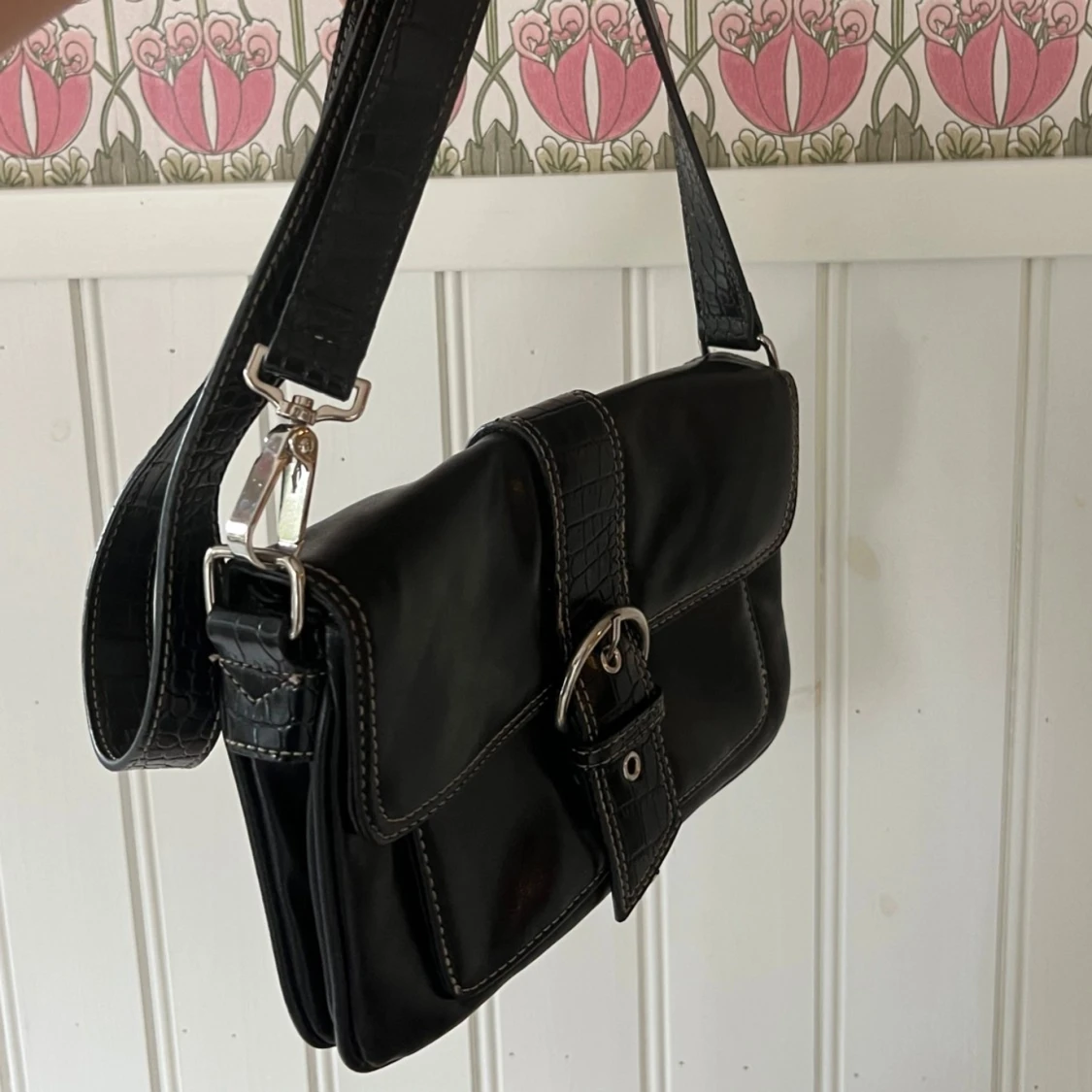 Svart axelväska med spänne - 93