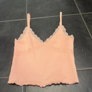 Söt topp - Jättegullig sommar topp i färgen peach🍑💕💕