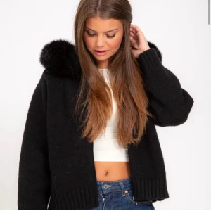 Svart jacka med päls  - Säljer en svart jacka med päls som precis varit mycket populär! Jackan är från Alessa. Endast använd en gång!