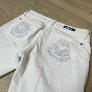 Vintage vita bootcut jeans  - Vita bootcutjeans från Rock & Republic. Sjukt fina men har tyvärr växt ur dem. I fint skick och inte så mycket använda. Jag på bilden är 175cm och de är lite korta på mig. Innerbenslängd 77cm. Midjemått 37cm tvär över. Skriv gärna för frågor eller fler bilder! 