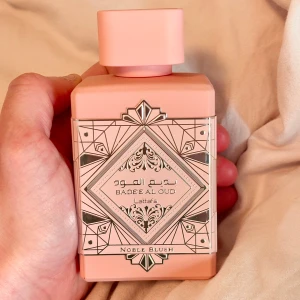 Noble Blush från Lattafa - Upptäck Noble Blush från Lattafa. Doften öppnar med rosig mjölk och övergår till hjärtnoter av maräng och mandel. Basen består av vanilj, mysk och sandelträ, vilket ger en söt och pudrig känsla. Perfekt för den som älskar en feminin och sofistikerad doft. 100 ml, endast testad.