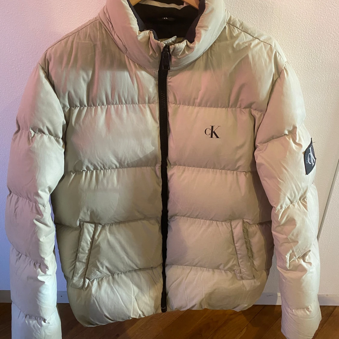 Beige pufferjacka från Calvin Klein