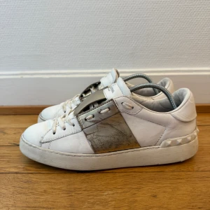 Valentino open sneakers  - Säljer nu dessa fina valentino open skor | Storlek 39 | Fint skick | Kvitto ingår också som intygar äkethen | Hör gärna av er vid frågor eller funderingar 