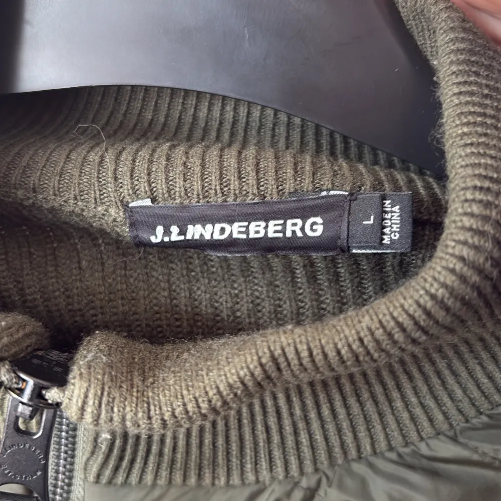 Snygg olivgrön jacka från J.Lindeberg med dragkedja och ribbade detaljer🔥Jackan har långa ärmar och en quiltad framsida som ger en stilren look. Perfekt för höst och vår. Nästan sprillans ny och använd fåtal gånger!🙌🏼 Nypris 3200!. Takit.