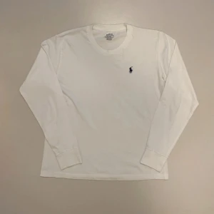 Vit långärmad Ralph lauren t shirt - Vit långärmad Ralph Lauren t-shirt (Storlek M) Mått Längd 65cm Axel-axel 45cm Armlängd 64cm ||  Ny utan prislapp aldrig använd ||  Skriv vid minsta fråga eller fundering💯🤝