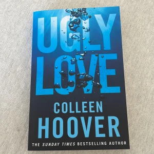 Ugly Love (engelsk)  - En gripande kärlekshistoria av Colleen Hoover som utforskar komplexiteten i relationer och känslor. Boken handlar om Tate och Miles vars förhållande präglas av regler och känslor som inte får utvecklas. Perfekt för dig som gillar romantik med djup och oväntade vändningar.