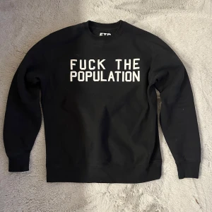 FTP Varsity Crewneck (black) - FTP Crewneck. Använd ett fåtal gånger. Väldigt gott skick. Feb 2024 drop. Storlek M