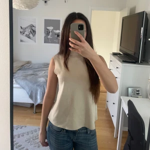 Populär polotröja - Säljer denna populära polotröjan från Zara då den tyvärr inte kommer till användning längre. Använd men fortfarande i väldigt bra skick!🌸