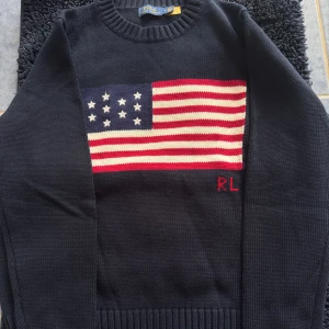 Stickad Ralph Lauren tröja  - Tja jag säljer min stickade raffe tröja nu till ett bra pris! Tröjan är i storlek M men sitter mer som S eftersom jag tvättade den en gång!🥲 