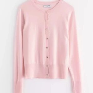 Lindex Kofta  - !! VIT FÄRG !! Säljer en söt lindex kofta i vitt som inte är använd alls typ! Storlek S, pris går att diskutera!