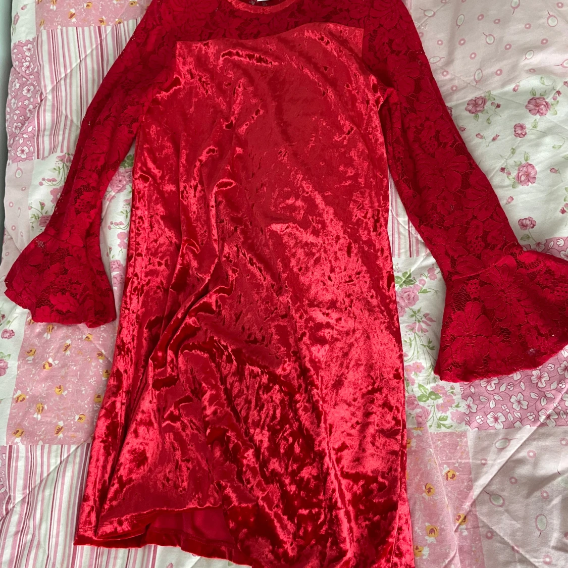 Röd sammetsklänning med spetsärmar från Lindex - 1