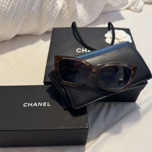 Rosa solglasögon från Chanel - Snygga rosa solglasögon från Chanel med en elegant och stilren design. Perfekta för att ge din outfit en lyxig touch. Kommer med ett svart fodral för säker förvaring. Allt OG Ingår, hör av er vid frågor!