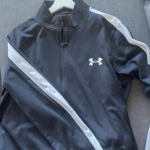 Svart träningsjacka från Under Armour - Säljer en fet underarmour tracksuit hann inte ta bild på byxorna men kan skicka i dm vis behov