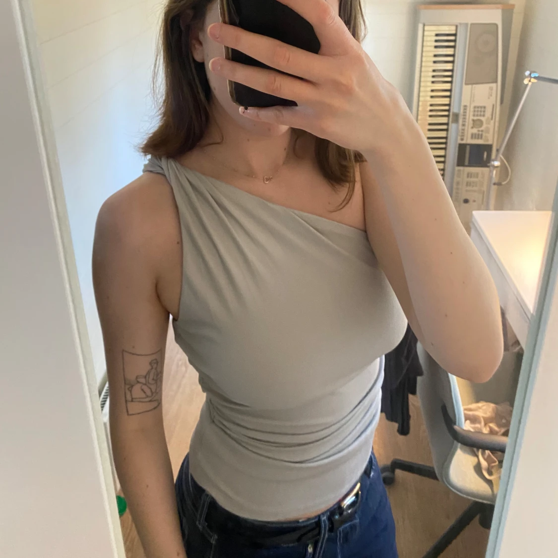 Silverfärgad oneshoulder topp - 1