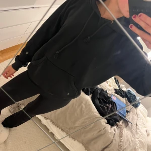Svart hoodie  - Säljer en svart hoodie som kommer från BikBok💞💞💞