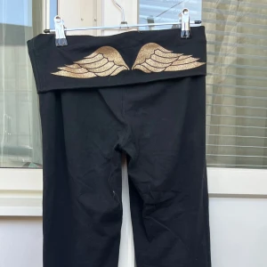 Fold over pants - Säljer dessa supersnygga byxor ifrån VS de är i bra skick men har lite fläckar och sprickor i vingarna baktill som syns på bilderna måtten syns på bilderna innerben är ca 80,5cm! Tyvärr för små för mig så ingen bild på, men de är inte flare mer straigt/loose beroende på storleken på dina vader😇💓