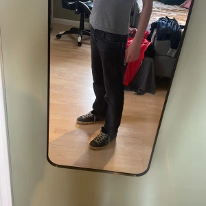 Gråa philpe model skor - Snyggga philpe model skor för 600kr. Dom är ganska slitna men om du tvättar dom ordentligt kommer dom se helt nya ut. Fråga gärna frågor💯