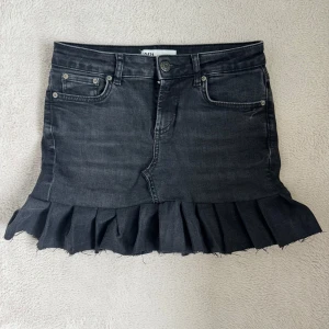 Svart egen sydd jeanskjol  - Egen sydd kjol med volang. Har sytt om ett par Zara jeans till en kjol med volang. Den är i storlek 34. Skriv för frågor!