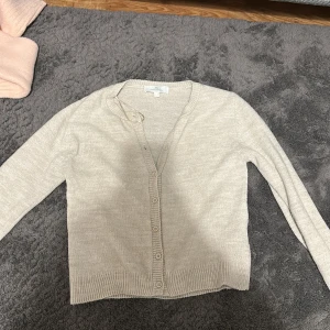 Kofta - Kofta från Pull and Bear köpt på Zalando. Perfekt för våren/sommaren.  Kommer inte till användning och har endast använt en gång så får bli att sälja! 