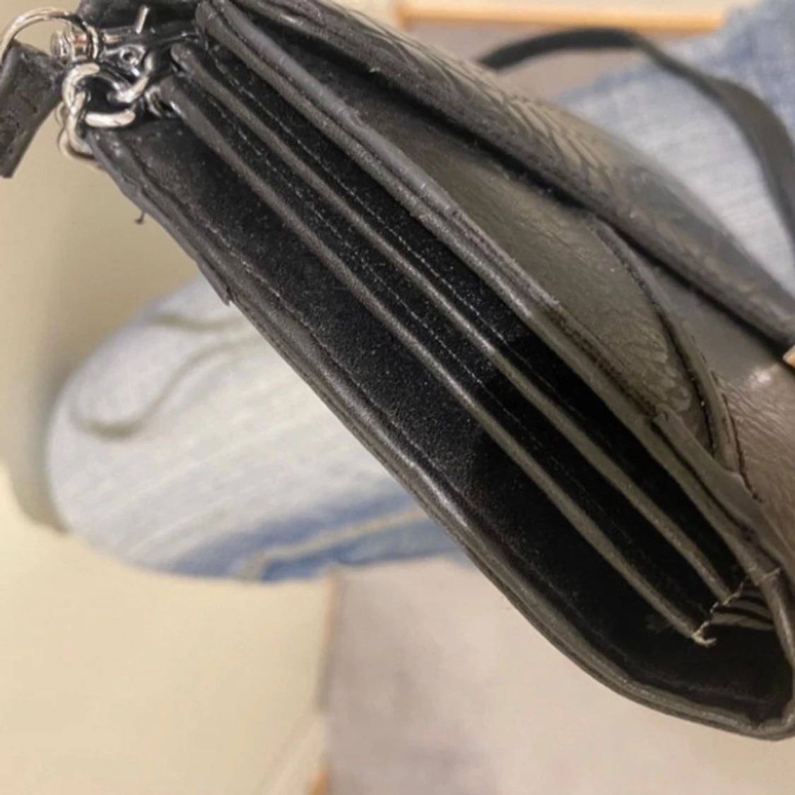 Svart axelväska med kedja och krokopräglat mönster - 4