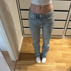 Ljusblå straight jeans - Säljer ett par skitsnygga lowrise/midrise jeans!! Är som nya då jag nästan aldrig använt dem 💖
