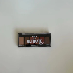 Ögonskuggspalett Ultimate Edit från NYX - Säljer en kompakt ögonskuggspalett från NYX Ultimate Edit med sex nyanser i varma, jordnära toner. Perfekt för att skapa både naturliga och dramatiska looks. Paletten är liten och smidig att ta med sig.