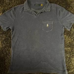 Polo Ralph Lauren piké - Säljer denna riktigt snygga pikén från Polo Ralph Lauren i storlek M och i skick 8/10. Orginal pris - 1700kr Vårat pris 299kr. Priset är ej hugget i sten! Skriv vid minsta lilla fundering!🙌