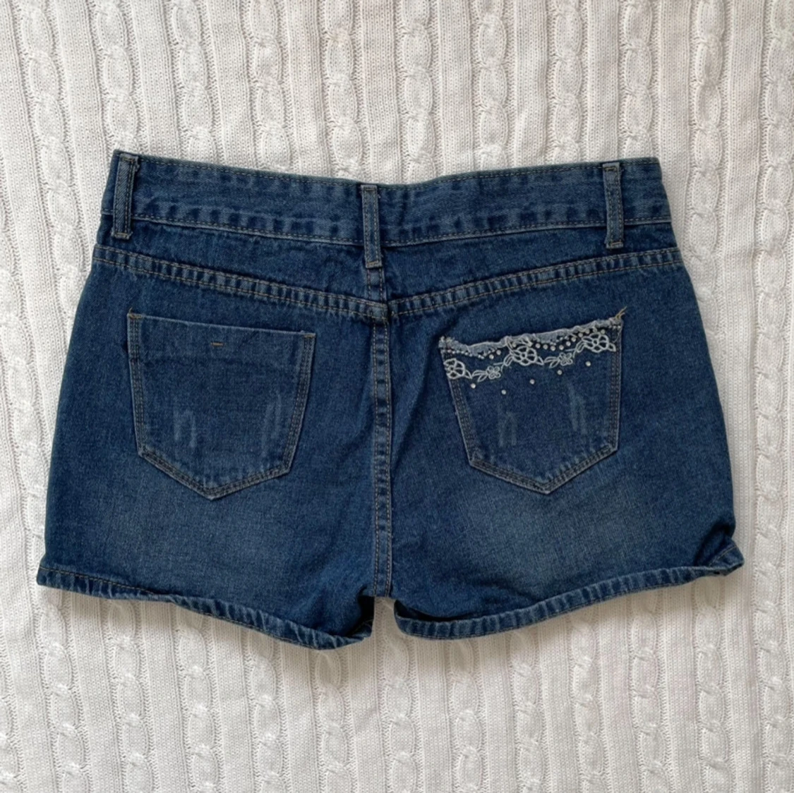 Jeanshorts med pärlor och spetsdetaljer - 1