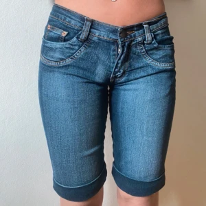 Jeansshorts med broderade bakfickor - Superfina jeansshorts i stretchigt denim som sitter perfekt! Dekorativa broderier på bakfickorna ger en snygg och unik look. Shortsens längd går strax ovanför knäna – perfekt för både vardag och sommarens alla äventyr. Använda endast ett fåtal gånger, i mycket gott skick! Pris kan diskuteras vid snabb affär! 	•	Storlek: Xs 	•	Märke: ATC Jeanwear 	•	Färg: Klassisk blå denim 	•	Passform: Figurnära med bra stretch 	•	Broderidetaljer på båda bakfickor 	•	Säljes p.g.a. garderobsrensning
