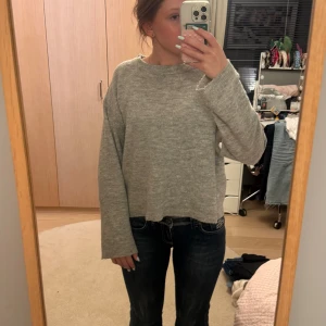 Low waist bootcut jeans från Mos Mosh - Snygga jeans som var skinnny från början men är utsyddda till bootcut och ingenting man tänker på! Köpte secondhand men fint skick, inga defekter. Snygga detaljer bak,  storlek 28/32 