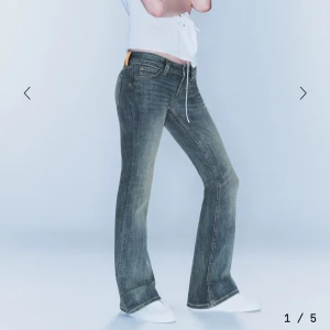 Bootcut jeans från Cheap Monday - Snygga bootcut jeans från Cheap Monday i en tvättad gråblå nyans. Klassisk femficksmodell med låg midja och utsvängda ben. Jeansen har en tydlig Cheap Monday-patch bak och är tillverkade i mjukt denimtyg. De är lite slitna längst ned och i Storlek 26/32🥰💞