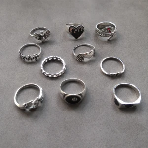 10-pack vintage stil ringar  - 10st ringar i silverfärgad metall med olika motiv som orm, hjärta, bi och blommor. Materialet är alloy (629)