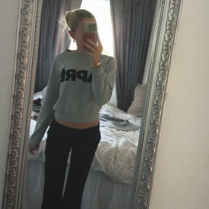 Superfin tröja! - Superfin grå tröja med svart text framtill❣️ Tröjan har en avslappnad passform och långa ärmar. Mjuk och skön, pris går att diskutera! Storlek M men sitter som S, skriv för fler bilder!❣️