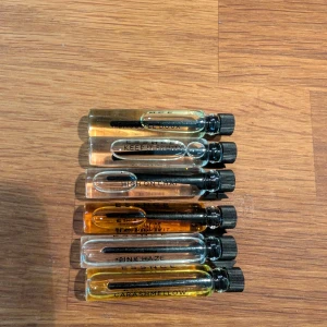 Parfymprover från Essence - Sex små parfymprover från Essence a 2 ml: Bacco le doux, Keep it fruity, High on chai, Femina blivit, Pink Haze och Carashmellow. Alla är fulla utom Pink Haze och Carashmellow som har ca 75 % kvar. 75 kr för alla. 