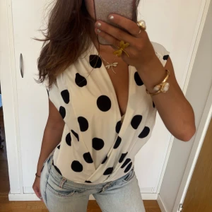 Vringad prickig zara body - Så fin prickig vringad zarabody! Jag är 168 och det är mina bilder, köp via köp nu direkt eller Swish, kvar tills markerad som såld 💖 