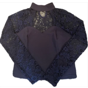 Mörkblå spetstopp - Supersnygg mörkblå topp med långärmade genomskinliga spetsärmar och knappstängning i nacken. 