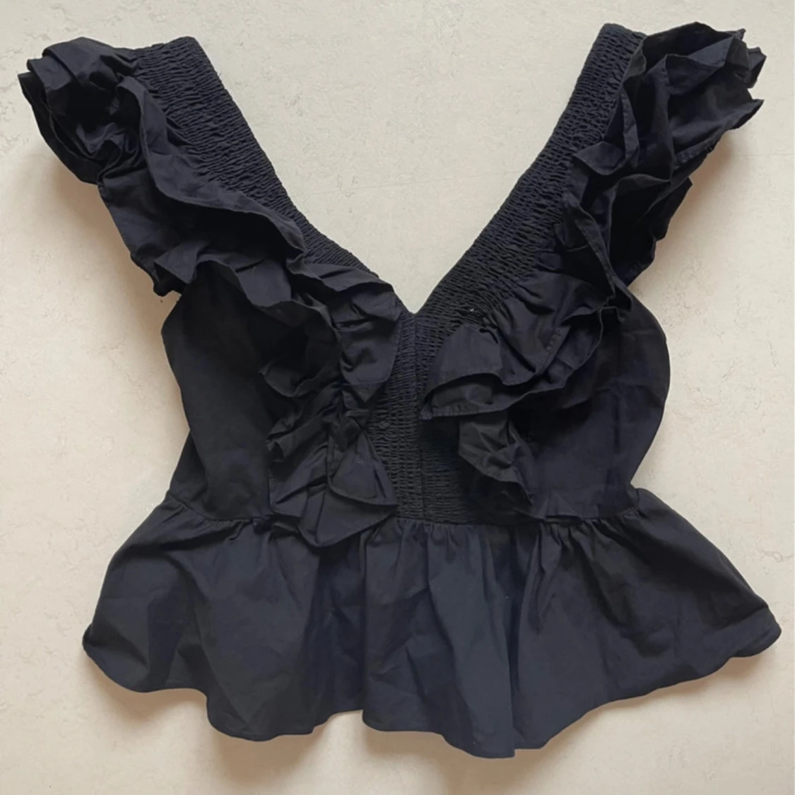 Svart volangblus med v-ringning från hm  - 1