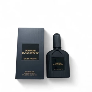 Tom Ford Black Orchid EdT 30ml - Tom Ford Black Orchid Eau de Toilette i en lyxig, matt svart flaska med gulddetaljer. Flaskan har en elegant räfflad yta och matchande svart kartong. Doften är ikonisk och mystisk, perfekt för dig som gillar exklusiva parfymer.